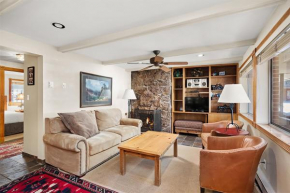 Silverglo Condominiums Unit 105, Cozy Condo Walking Distance to Town with Access to a Pool